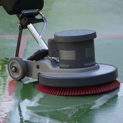 Elastische Böden und Sporthallen reinigen